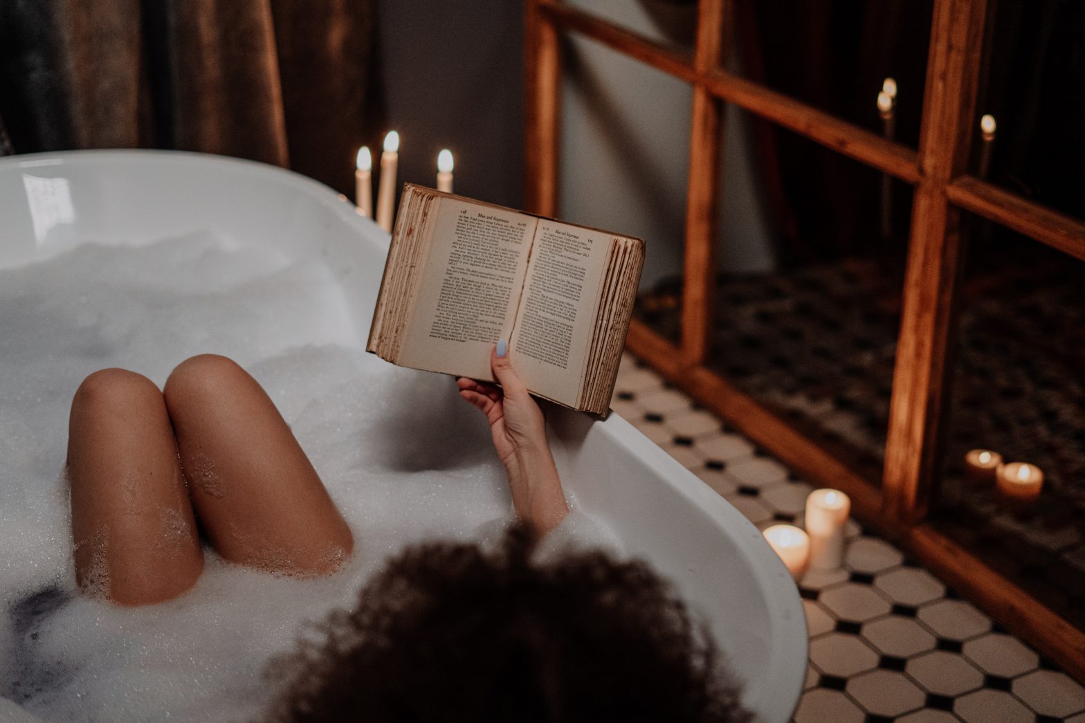 Woman reading in the bath - Photo by cottonbro